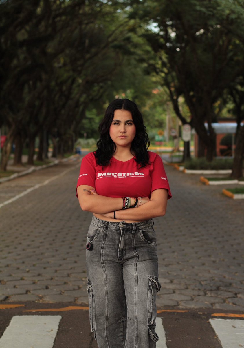 foIksos's tweet photo. vai me digam, eu passo a vibe da namorada de qual piloto? https://t.co/oVWVsdbhYC