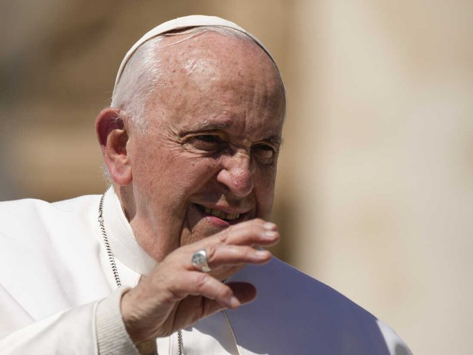 PopDailyRP's tweet photo. El papa Francisco fue dado de alta, su salud ha mejorado después de dos semanas. Nightcrawler celebra, poner veinte velas al día le ha servido. https://t.co/kEr5T8g9UO