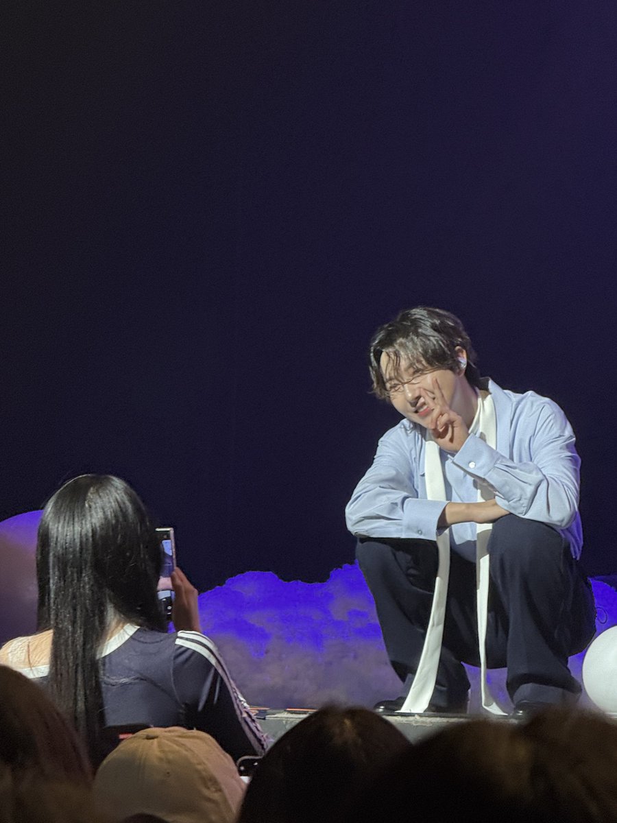 hb3to3's tweet image. 앞으로 불려와서 고민 말하려던 시즈니
눈물 울컥 하니까 런쥔이가 달래려고 예쁜 짓했는데
갑자기 1열 직캠 찍으심 ㅋㅋㅋㅋㅋㅋㅋㅋㅋ
제발 너무 웃겨요