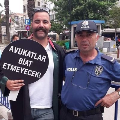 1 Mayıs eyleminden. Fotoğrafı çeken babamın amiri: “Emekliliği yakma bir fotoğraf için.” diyince, babam da “Bir emekli ikramiyesiyle onurumu mu satın alacaksınız.” demişti. İşkenceci olmak bir tercih polis arkadaşlar. Onurlu olmak gibi…
#iskenceinsanlıksucudur