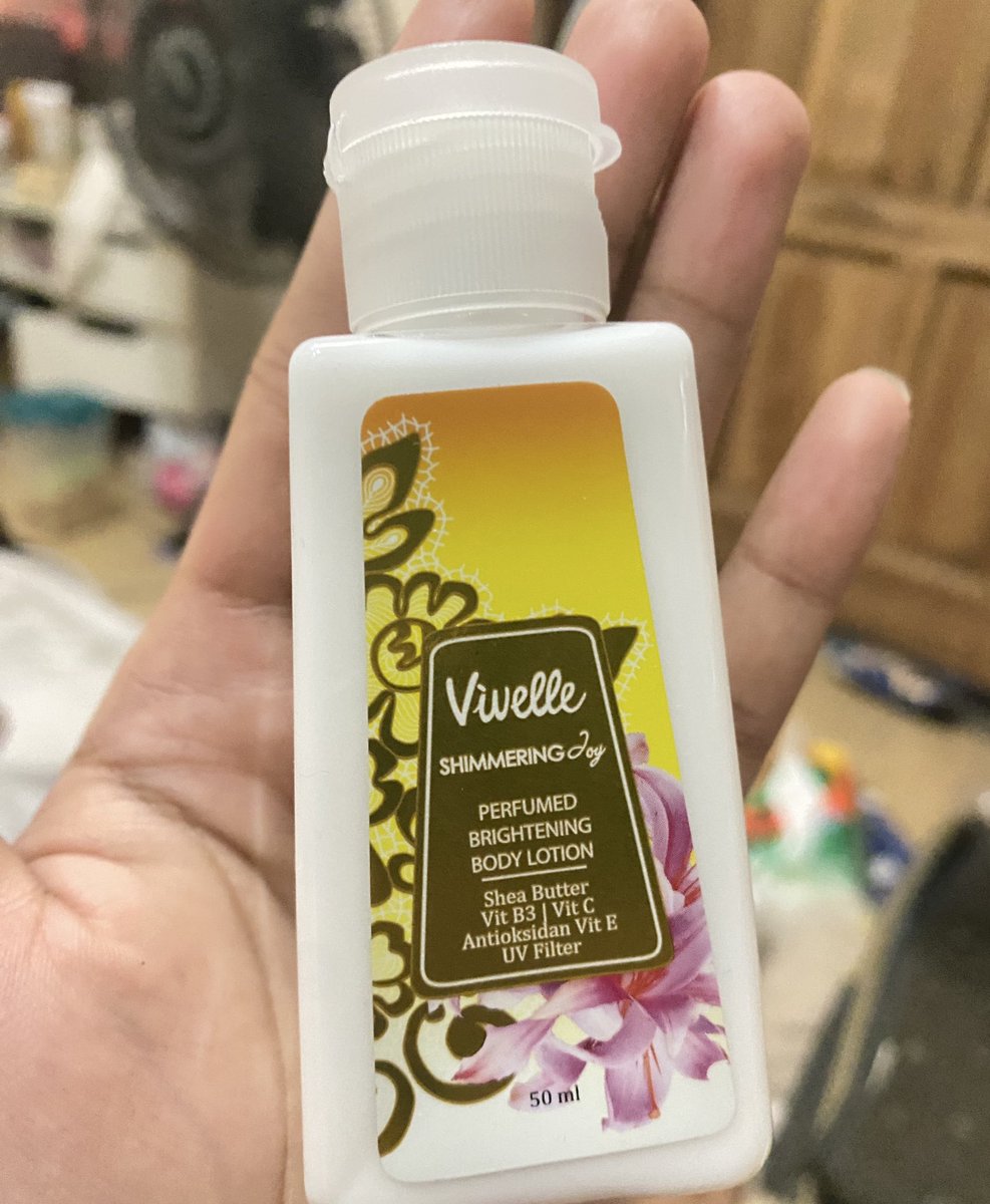 dapet gift abis beli parfum enak banget baunya😭👊🏻👊🏻👊🏻

next bakal beli sih vivelle simmering joy body lotion. baunya lebih enak dari grace and glow body serum😣