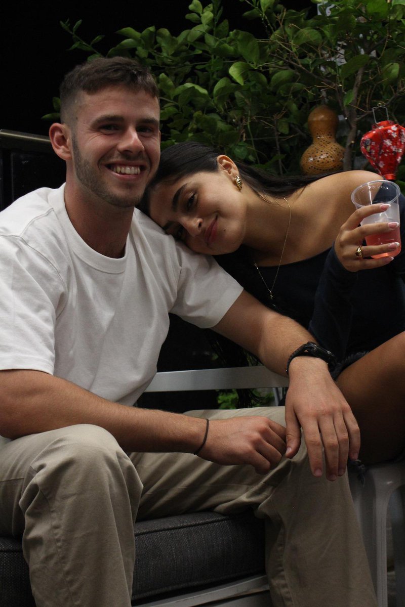 DanaGat1's tweet image. סרן הראל איתח נפל בדצמבר 2023 בעזה
מפרסמת בשם ניצן, הבת הזוג השכולה:

אני ניצן, בת הזוג של סרן הראל איתח הי״ד. 
בת הזוג של הבחור שהזמין לי כיסא ושולחן עד לבסיס כי ראה שאני אוכלת פסטה על הרצפה
בת הזוג של הבחור שתוך כדי הצלת חיי אזרחים בנחל עוז הציל גם כלבים והמיס אותי
בת הזוג של…