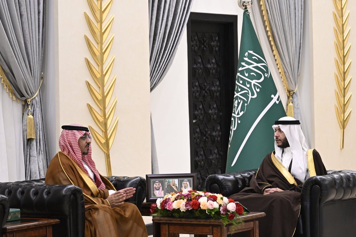 سمو #محافظ_الطائف الأمير #سعود_بن_نهار يستقبل مدير التحريات الإدارية بالمحافظة العميد عبدالوهاب بن سعود ابو نقطة المتحمي بعد صدور الأمر الملكي بترقيته .
هنأ-سموه- العميد المتحمي بهذة الترقية متمنيًا له التوفيق في تأدية مهامه لخدمة الدين ثم الملك والوطن.