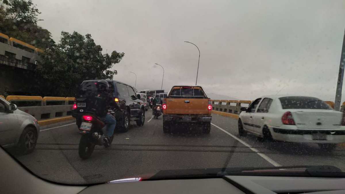 FMCENTER's tweet photo. Cota Mil - Colisión múltiple a la altura de La Castellana sentido Petare.
Se genera cola para la hora desde La Florida.
Autoridades en el lugar.
08:00a.m #TrafficCenter https://t.co/m6jmnJecVG