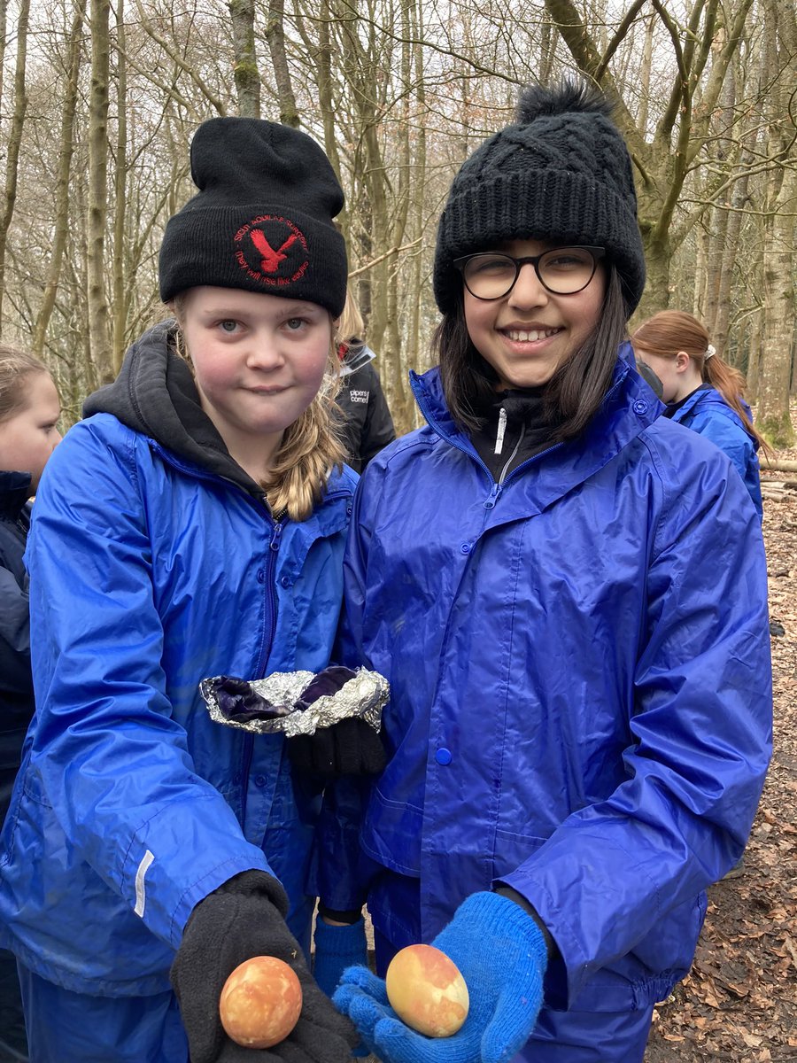 PipersForestSch's tweet image. Year 6 have been making Easter decorations by dying hard boiled eggs with vegetables skins! 🥚🧅🥬
#eggdying #pipersprep #Easteractivity