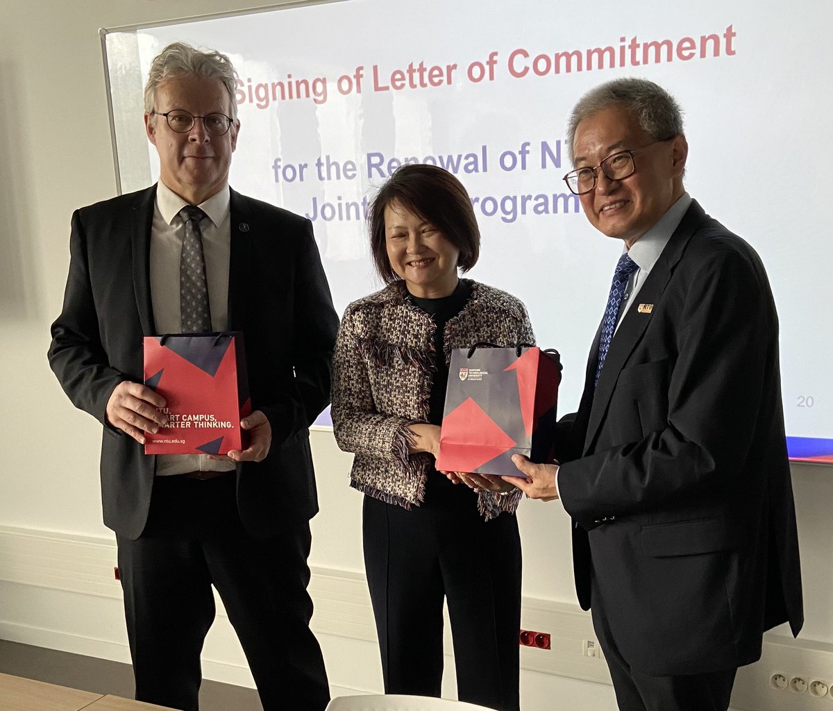 Jacques Maddaluno (@jmaddalu) on Twitter photo Signature ce matin à Jussieu du renouvellement de l’accord de coopération entre <a href="/Sorbonne_Univ_/">Sorbonne Université</a> et <a href="/NTUsg/">NTU Singapore</a> Université Techno de <a href="/singapore/">Singapore</a> en presence de son Excellence l’Ambassadrice Mme FOO Teow Lee. Merci aux porteurs des projets en cours et futur avec <a href="/CNRSchimie/">CNRS Chimie</a> Signature ce matin à Jussieu du renouvellement de l’accord de coopération entre <a href="/Sorbonne_Univ_/">Sorbonne Université</a> et <a href="/NTUsg/">NTU Singapore</a> Université Techno de <a href="/singapore/">Singapore</a> en presence de son Excellence l’Ambassadrice Mme FOO Teow Lee. Merci aux porteurs des projets en cours et futur avec <a href="/CNRSchimie/">CNRS Chimie</a>