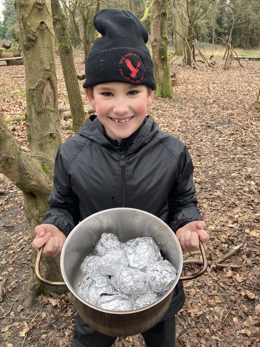 PipersForestSch's tweet image. Year 6 have been making Easter decorations by dying hard boiled eggs with vegetables skins! 🥚🧅🥬
#eggdying #pipersprep #Easteractivity