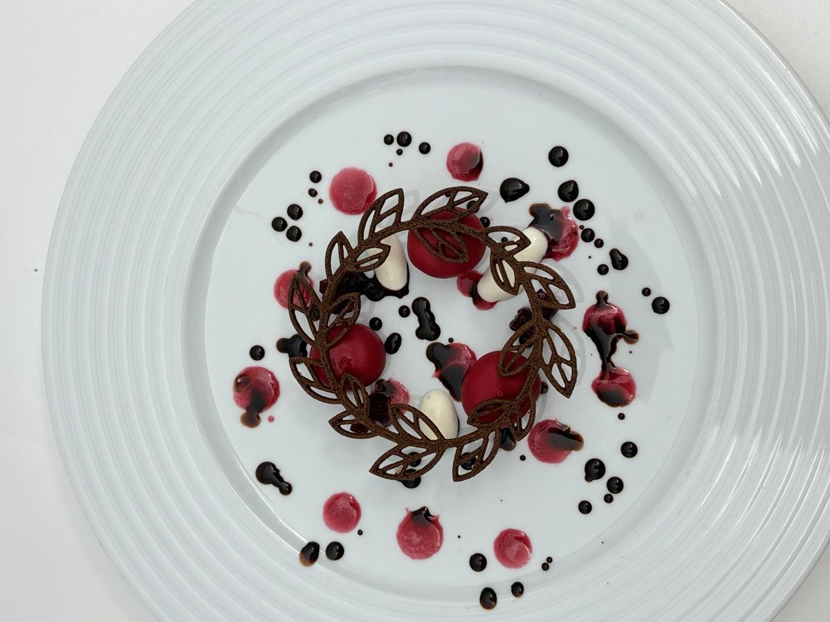 juanaan_'s tweet photo. Y esta semana, los postres:
- Selva negra al plato: cerezas miméticas de chocolate negro, paté fruit de cereza, salsa de chocolate, culís de cereza, chantillí con vainilla y teja de cacao.
- Petit fours: cacahuetes miméticos, financiers y suspiros de café. https://t.co/PNBbnQilMH