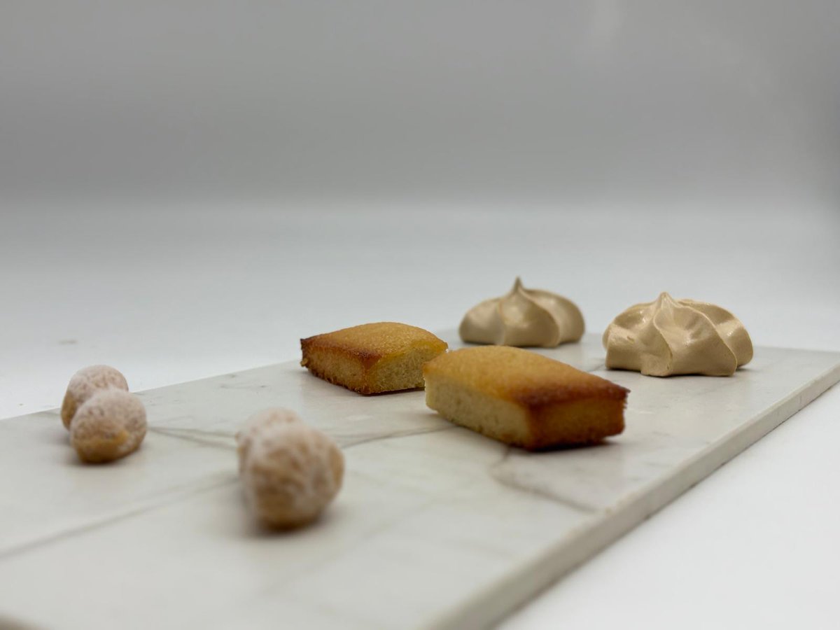 juanaan_'s tweet photo. Y esta semana, los postres:
- Selva negra al plato: cerezas miméticas de chocolate negro, paté fruit de cereza, salsa de chocolate, culís de cereza, chantillí con vainilla y teja de cacao.
- Petit fours: cacahuetes miméticos, financiers y suspiros de café. https://t.co/PNBbnQilMH
