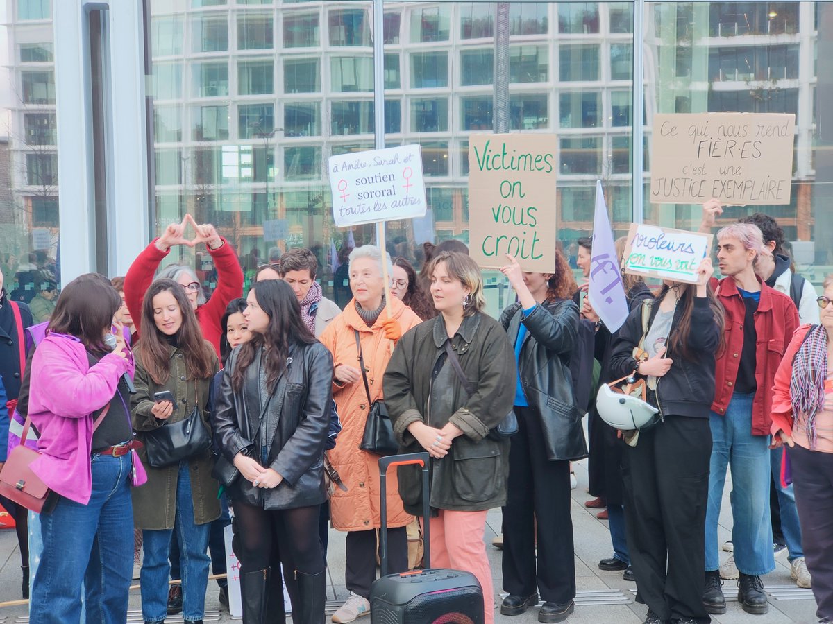 Avant le #procèsDepardieu, des collectifs féministes sont rassemblés devant le tribunal en soutien aux deux plaignantes, qui accusent l'acteur d'agressions sexuelles.