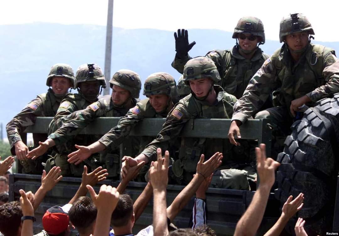 IUnioni's tweet photo. 26 vjet më parë, filloi kapitull i ri për #Kosovën🇽🇰

Nisi ndërhyrja e NATO-s për të ndaluar dhunën, genocidin dhe mbrojtur lirinë dhe të drejtat e njeriut. Sot, reflektojmë mbi atë moment dhe përjetimet e kaluara dhe le të përqafojmë paqen dhe lirinë që gëzojm.

Thank You #NATO https://t.co/EqJcC9Pxeg