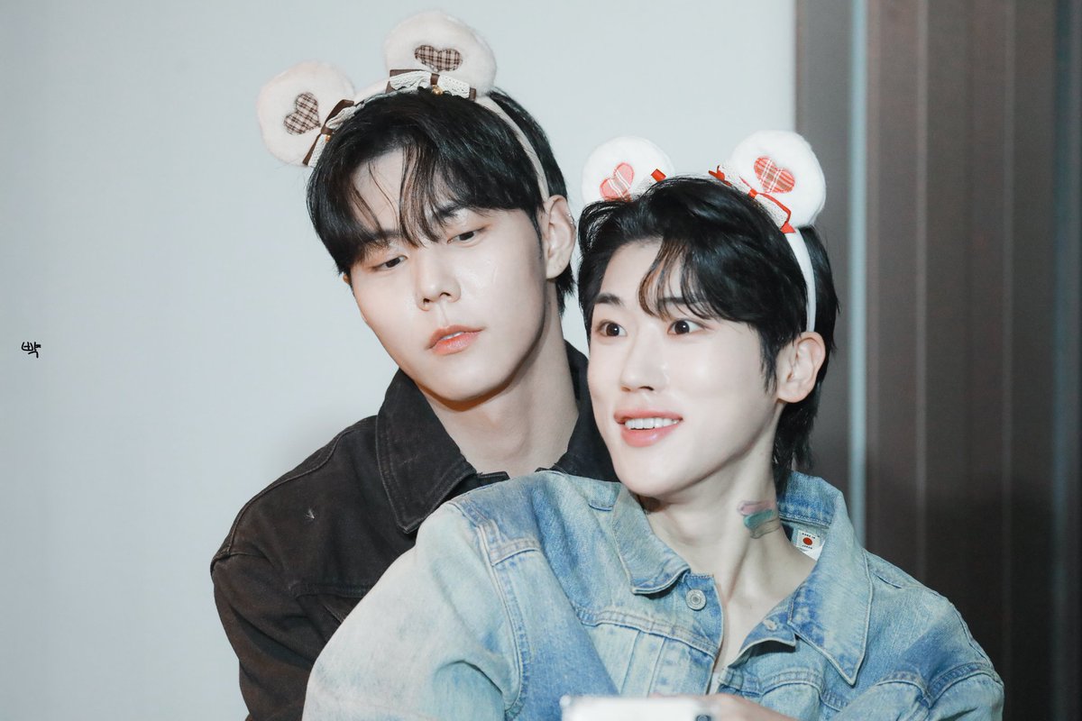 20230119jsh's tweet photo. 250308 #준성호 광저우 팬미팅 디너파티 팬싸인회 

우리 쀼 머리띠 쓰느라 넘 고생 많아찌
근데 그만큼 귀여워서 우슴낰ㅋㅋㅋㅋㅋㅋㅋ

#junseongho https://t.co/E8E2p7ASWT
