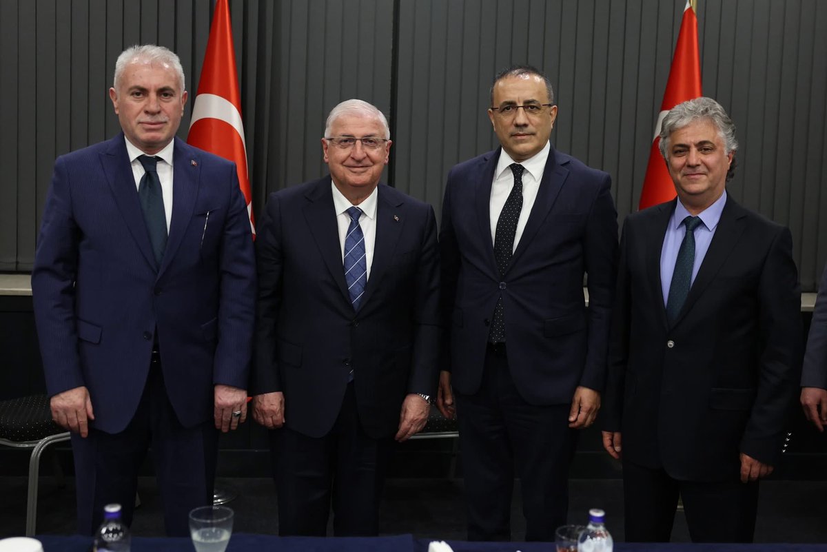 Bayburt_Bld's tweet photo. Çalışma ziyareti için Ankara'da bulunan Belediye Başkanımız Sayın Mete Memiş, Milli Savunma Bakanımız Sayın Yaşar Güler tarafından Bayburtlu bürokratlar için düzenlenen iftar yemeğine katıldı. 

İftarın ardından gerçekleşen toplantıda Bayburt için gerçekleştirilebilecek çalışmalar hakkında istişarelerde bulunuldu.
