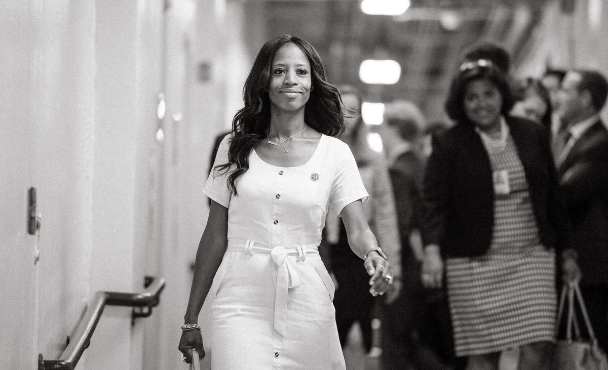 rmullins66's tweet photo. Deeply saddened to learn former Utah Representative Mia Love has passed away after her three year battle with brain cancer.
My thoughts today are with her family.
Rest In Peace, dear lady. 🥺🫡 https://t.co/qgYoeCRhXO