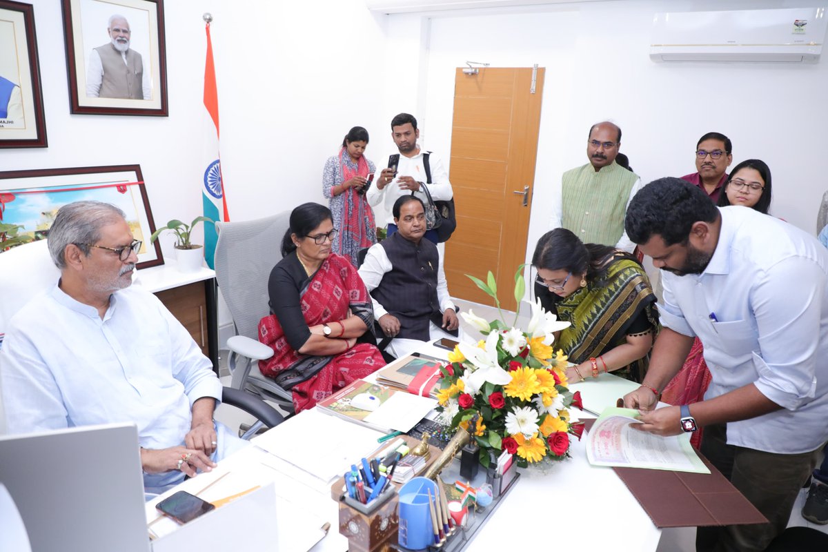 PravatiPOdisha's tweet photo. ଆଜି ଲୋକସେବା ଭବନରେ ମାନ୍ୟବର ଉପମୁଖ୍ୟମନ୍ତ୍ରୀ ଶ୍ରୀ କନକ ବର୍ଦ୍ଧନ ସିଂହ ଦେଓଙ୍କ ପ୍ରକୋଷ୍ଠରେ ଖାଦ୍ୟ ଯୋଗାଣ ଓ ଖାଉଟି କଲ୍ୟାଣ ମନ୍ତ୍ରୀ  ଶ୍ରୀ କୃଷ୍ଣ ଚନ୍ଦ୍ର ପାତ୍ରଙ୍କ ଉପସ୍ଥିତିରେ ଓଡ଼ିଶାରେ କୃଷି ଉତ୍ପାଦନ କ୍ଲଷ୍ଟରକୁ ପ୍ରୋତ୍ସାହନ ମାଧ୍ୟମରେ ସ୍ୱୟଂ ସହାୟକ ଗୋଷ୍ଠୀର ସଦସ୍ୟାମାନଙ୍କ ଜୀବିକାକୁ ସୁଦୃଢ଼ କରିବା ନିମନ୍ତେ ମିଶନ ଶକ୍ତି ବିଭାଗ,ଉଦ୍ୟାନ କୃଷି ବିଭାଗ, କୃଷି ଏବଂ କୃଷକ କଲ୍ୟାଣ ବିଭାଗ ଏବଂ PRADAN ମଧ୍ୟରେ MOU ସ୍ୱାକ୍ଷରିତ ପ୍ରକ୍ରିୟାରେ ସାମିଲ ହେଲି ।
#WomenEmpowerment