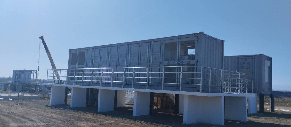 Cubacons trabaja intensamente en la construcción de 42 parques fotovoltaicos a lo largo del país. Nuestros constructores conscientes de lo que representa está titánica tarea para nuestro pueblo #ElectrificandoElFuturo #CubaVencerá #ConstruyendoElFuturo