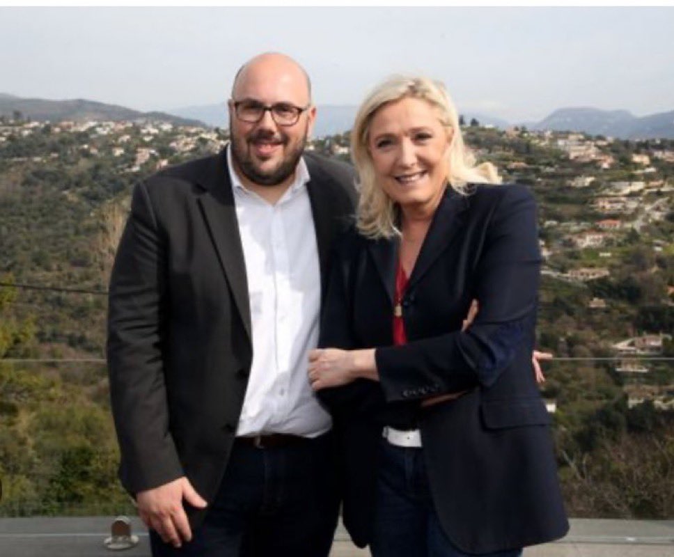 A gauche c'est Philippe Vardon qui chantait  « Nous sommes la Zyklon Army, l'armée des skinheads ». 
À droite Le Pen, celle qui se présente comme un "rempart" contre l'antisémitisme. 
#derien