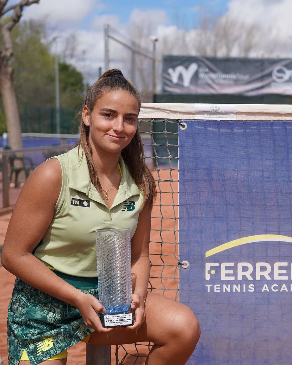 🏆🎾 ¡Charo Esquiva reina en Villena! 🎾🏆

La alicantina se proclama campeona del J300 ITF Junior en la <a href="/tennis_equelite/">Ferrero Tennis Academy UK</a> tras vencer a Beatrise Zeltina (7-5, 6-3) 💪🔥

🔝 Con este título se acerca al TOP 30 mundial, asegurando el Roland Garros y Wimbledon 🌍🎾

#tenisvalenciano