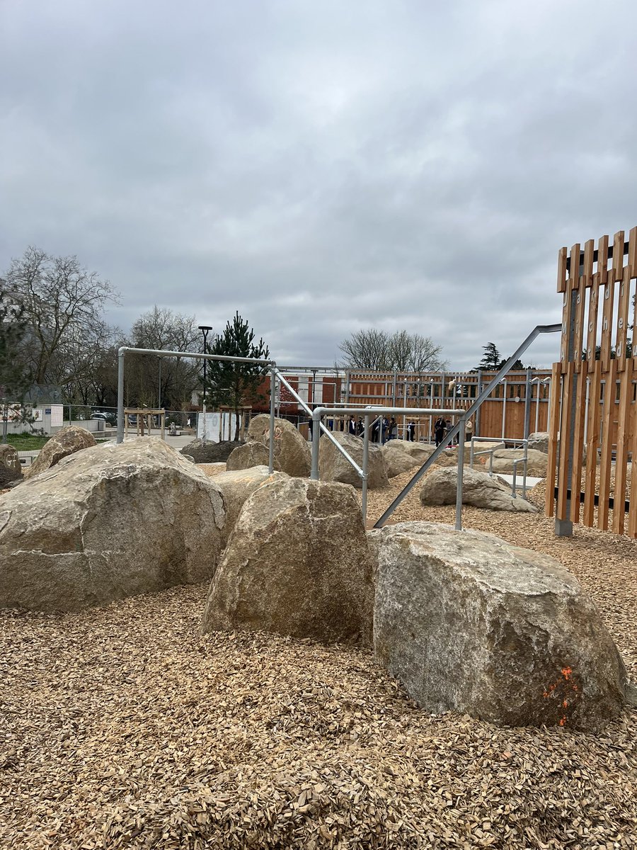 Nouveau spot de l'Art du Déplacement au cœur au quartier bellevue. Visite de presse du Jardin des Lauriers. Des modules naturels issus du granit local. Un site pour experts et débutants. Le tout dans un jardin de 4000 m2 avec des brumisateurs et des grands arbres plantés.