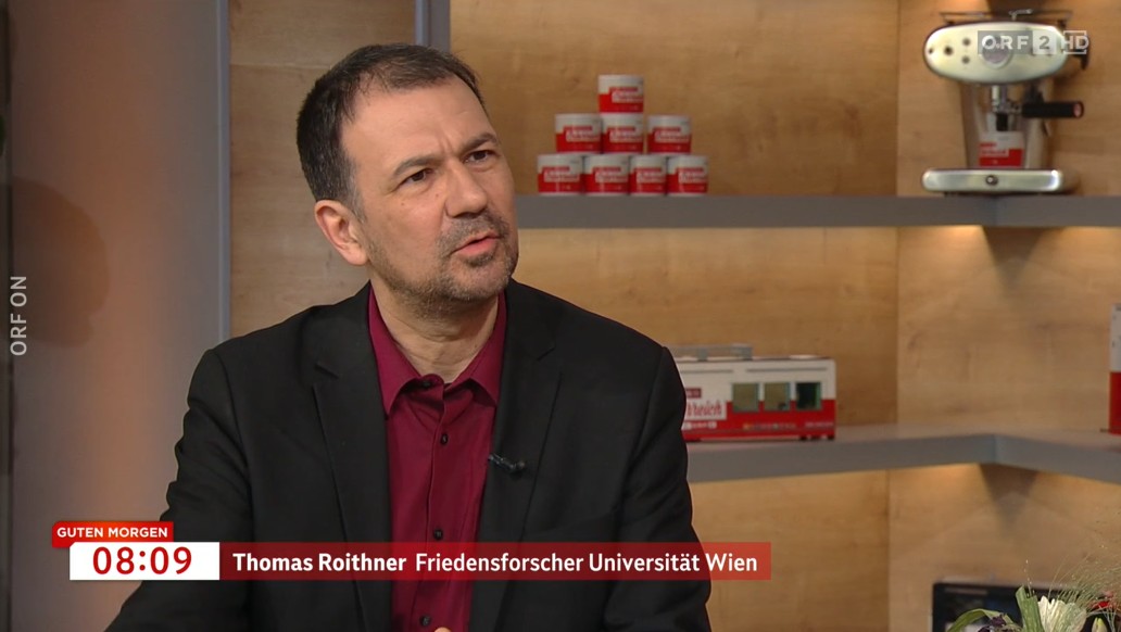 Um 800 Milliarden Aufrüstung geht’s schon in aller Früh bei Eva Pölzl in <a href="/ORFGutenMorgen/">Guten Morgen Österreich</a> auf ORF2. Friedensforscher <a href="/t_roithner/">Thomas Roithner</a> von der <a href="/univienna/">Universität Wien</a> über EU-Rüstungsdynamiken und wo friedenspolitische Ansätze sind. Ab 7:08 Uhr zu sehen.
on.orf.at/video/14268752…