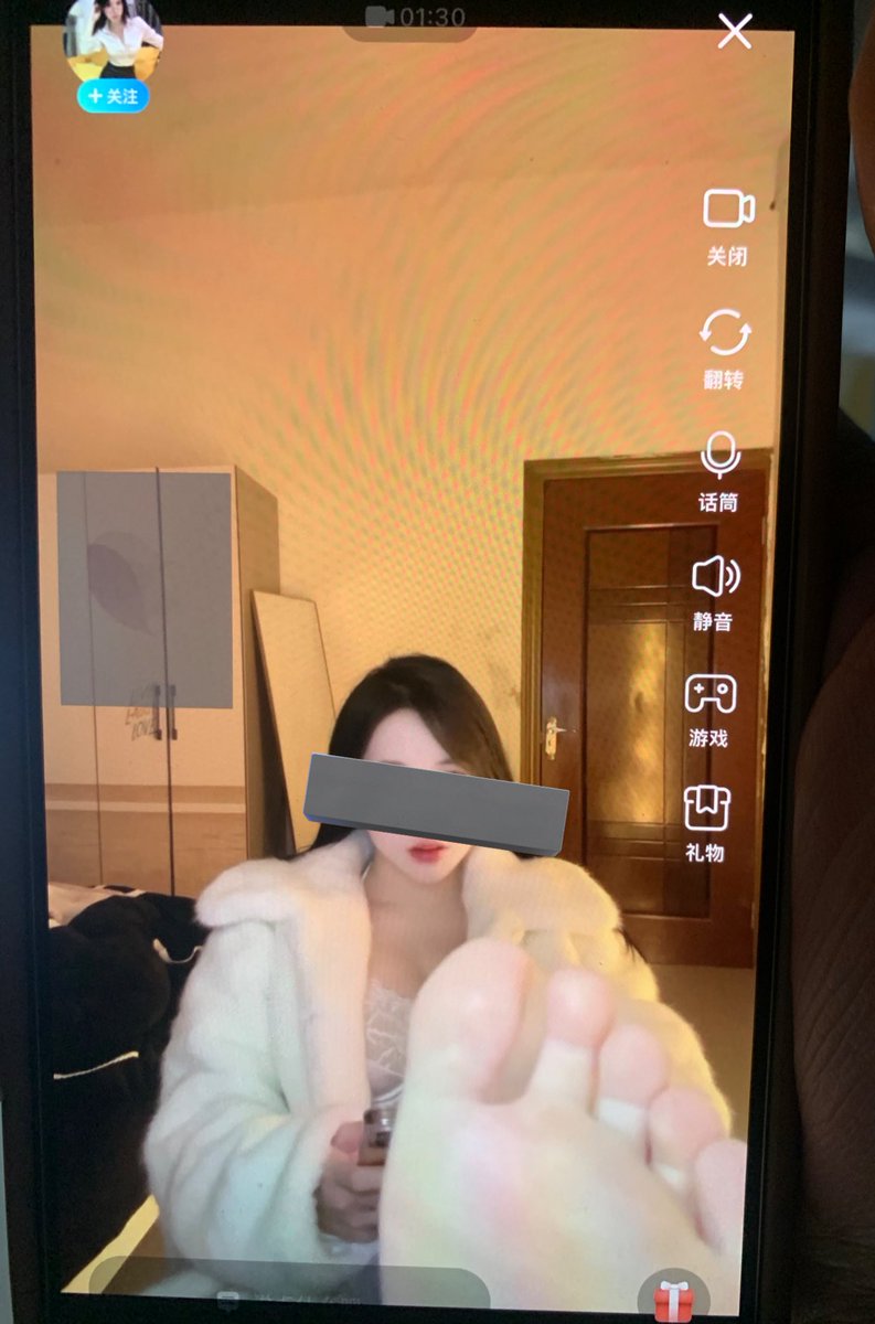 华伦天奴超有感觉一看就硬
 这款软件叫兔呼 是一款绿色的一对一视频平台 跟小姐姐视频通话 里面小姐姐的颜值很高 你可以问美女 让她给你看一下脚 挺不错的一个平台 2.3块钱一分钟 性价比很高 可以看不同美女的脚 几块钱不香吗 
安卓下载地址：invite.uyudao.com/users/invite?u…
iOS：“恋小宝”