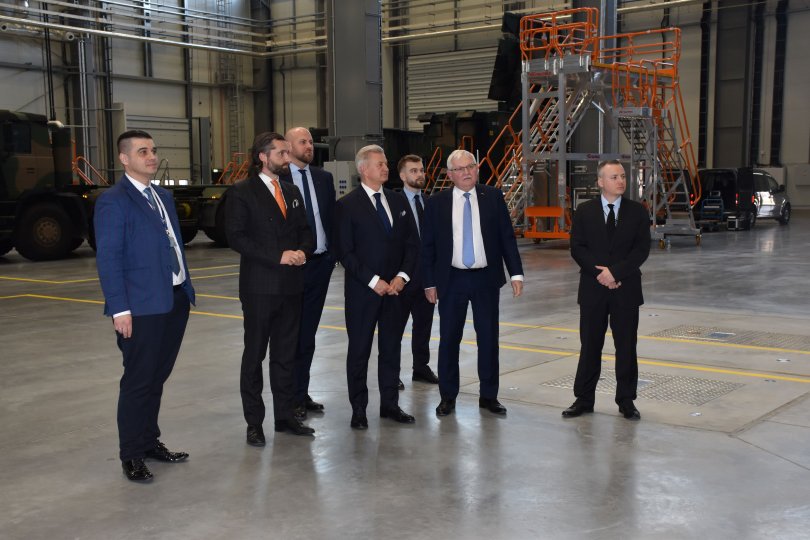 #PITRADWAR gościł w Kobyłce i w Wwie podsekretarza stanu w #MON S. Wziątka. Zaprezentowaliśmy systemy radiolokacyjne i obronne.  Przedstawiliśmy rozbudowę zakładu w Kobyłce, która zwiększy zdolności produkcyjne spółki. Inwestycja z  Funduszu Inwestycji Kapitałowych (FIK).