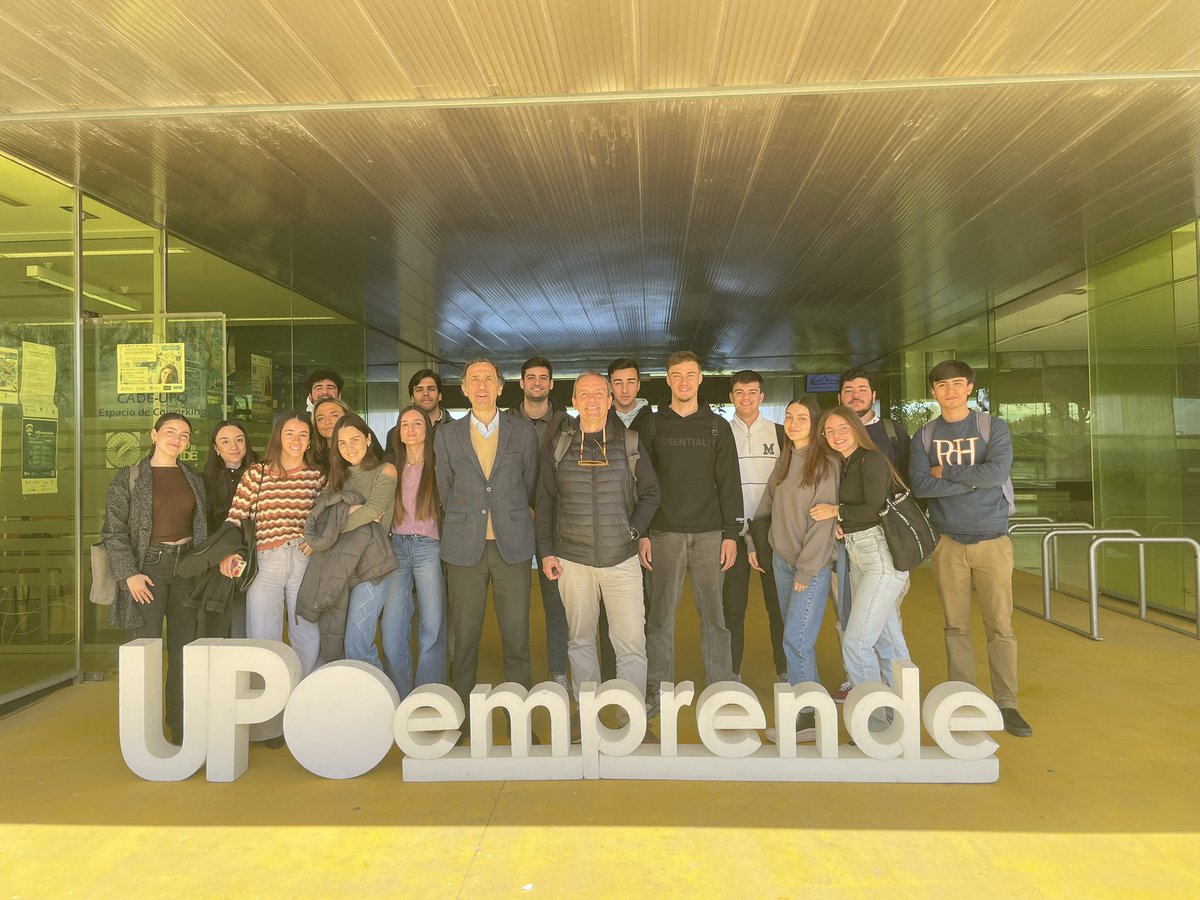 Hoy hemos impartido la clase de #viabilidad, #planificación y #valoración 3º de #FYCO en el #CADEUPO <a href="/pablodeolavide/">Pablo de Olavide</a> <a href="/aemprende/">Andalucía Emprende</a>. Gracias a <a href="/JMPrietoPastor/">José Maria Prieto</a> por acogernos y conectar la #teoría con la #práctica y a Javier Moreno #CEO de <a href="/EntharielGames/">Enthariel Games 💛 Luminaria June 10th</a> por animarnos a #emprender 🚀