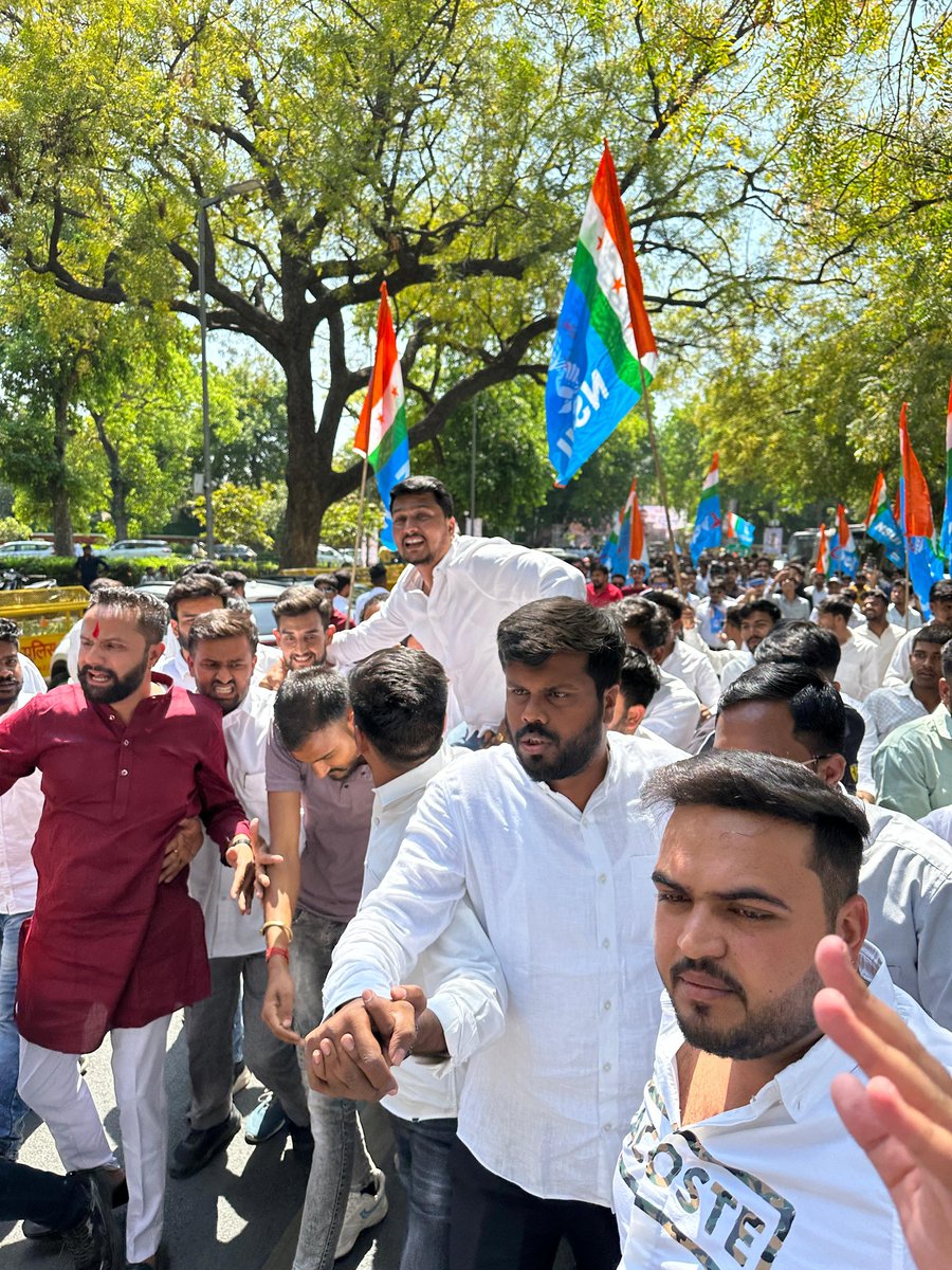 AASHU_NSUI's tweet photo. आज दिल्ली के जंतर मंतर पर NSUI सहित इंडिया एलाइंस छात्र संगठनों द्वारा आयोजित NEP व UGC ड्राफ्ट के विरोध में संसद घेराव में नेता प्रतिपक्ष आदरणीय श्री राहुल गांधी जी @nsui राष्ट्रीय अध्यक्ष श्री वरुण चौधरी जी और मध्य प्रदेश के जोशीले NSUI कार्यकर्ताओं के साथ शामिल हुआ। https://t.co/gLVtwNtd6e
