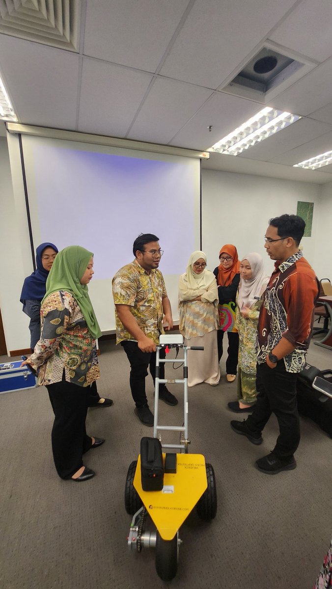 20.02.2025 Kursus Penilaian &amp;Pemulihan Turapan Jalan <a href="/CawJalanJKR/">Cawangan Jalan JKR Malaysia</a> di Menara PJD. Kursus telah disampaikan oleh pegawai dari BKF iaitu Ir. Eliyani Yazreen A.Rani &amp; dibantu oleh Ramlan b. Abd Razak &amp; Nur Atikah Fauzi, Ts.Danial Adib Kamaruddin, Ir. Leong Teng Geok &amp; Zuhaili Azizan