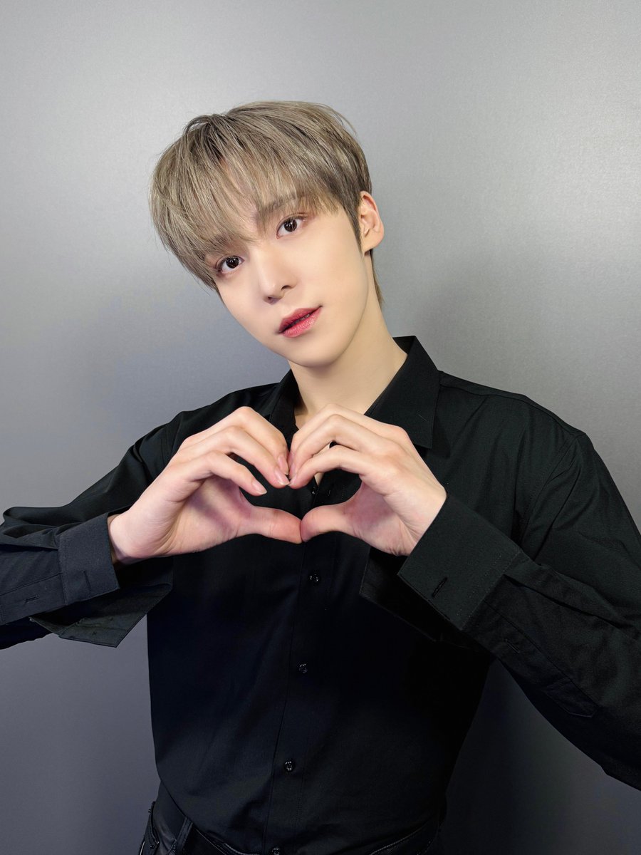 ATEEZofficial's tweet photo. [📷] ATEEZ(에이티즈) 윤호 | 아부라소바 프린스 323호점 🧑‍🍳🎂 YouTube LIVE Behind Photo 

오늘은 멋진 셰프로 변신한 윤호🍽️
티니와 함께일 때 가장 행복한 윤호와
에너지 넘치는 월요일 보냈길 바라요☺️

#ATEEZ #에이티즈 #YUNHO #윤호 https://t.co/CqbK9DudcZ