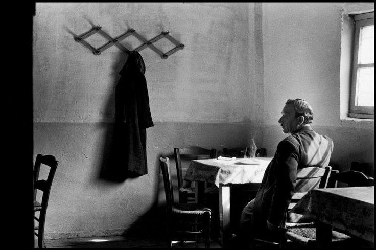 literlandweb1's tweet photo. "No tengas miedo a la verdad: puede doler mucho, pero es un dolor sano".
Alejandro Casona 
📷Elliott Erwitt https://t.co/PvskWVHAh4