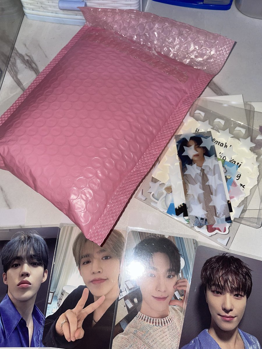 beojjicartdeul's tweet photo. .☘︎ ݁˖ ✉ .☘︎ ݁˖ happy mail~

finally received my cheolchan caratland 2024 pc hihi kiliiig saur muchh! tysm @jjongjjongiesha for hosting hatian 🫶🏻🥹

#mailsfromshay https://t.co/MnfqGlLm91