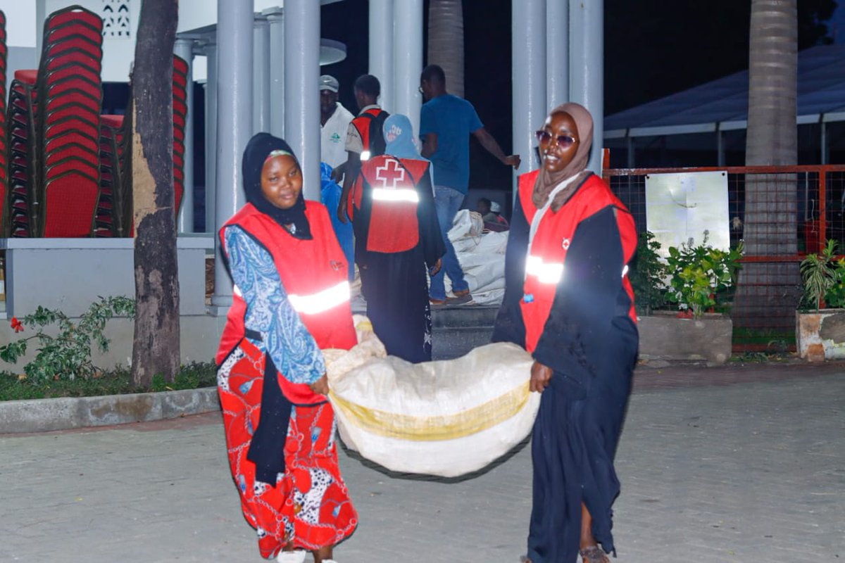 krcs_mombasa's tweet photo. In celebration of 60 years of service and impact, we marked the day by sharing meals with over 2,000 street families in Mombasaโeach receiving a packed meal, a fruit, and a soft drink.
#RedCrossAt60 #RiseProjectFoundation #BohoraCommunity #kindnessInAction #togetherforhumanity https://t.co/O5ZuRikECV