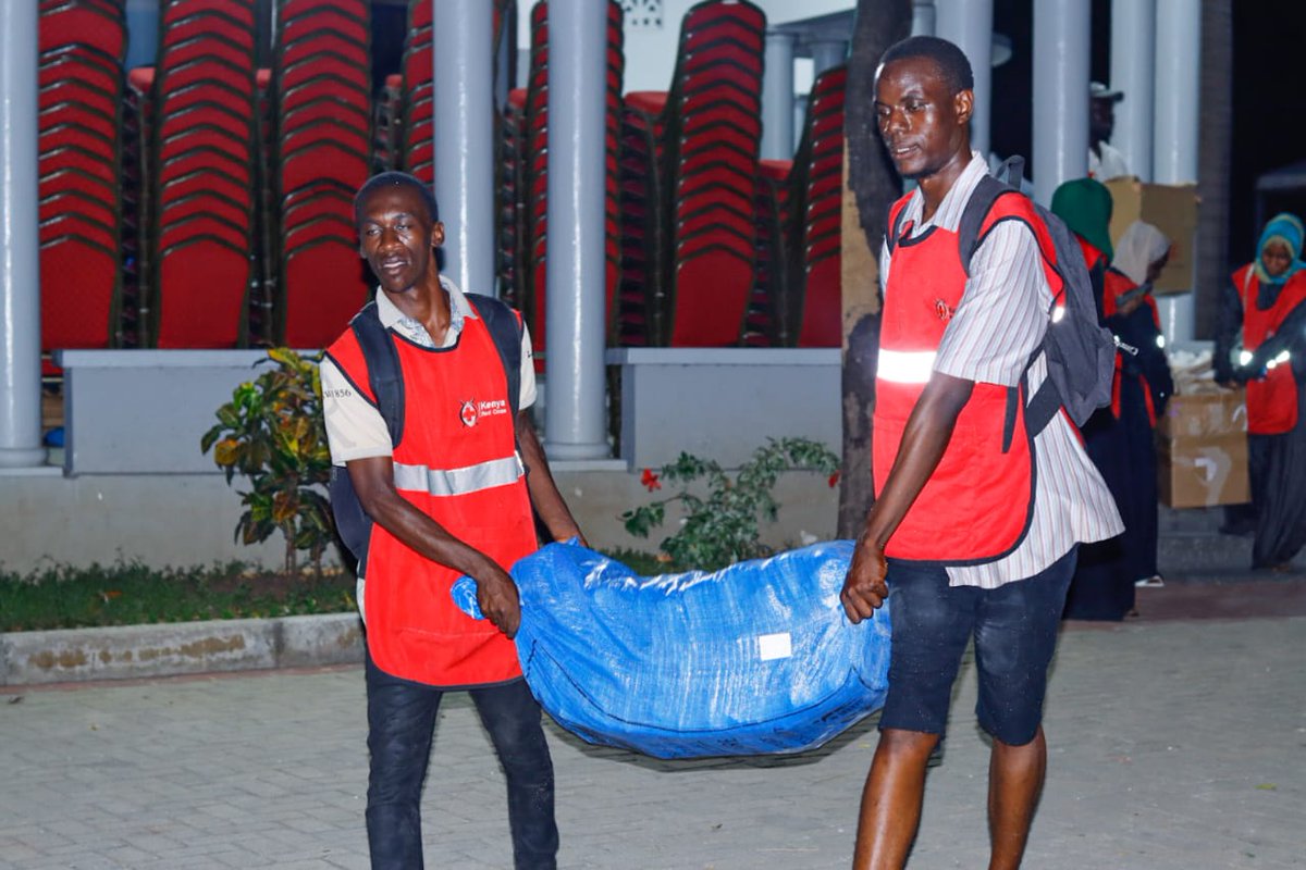 krcs_mombasa's tweet photo. In celebration of 60 years of service and impact, we marked the day by sharing meals with over 2,000 street families in Mombasaโeach receiving a packed meal, a fruit, and a soft drink.
#RedCrossAt60 #RiseProjectFoundation #BohoraCommunity #kindnessInAction #togetherforhumanity https://t.co/O5ZuRikECV