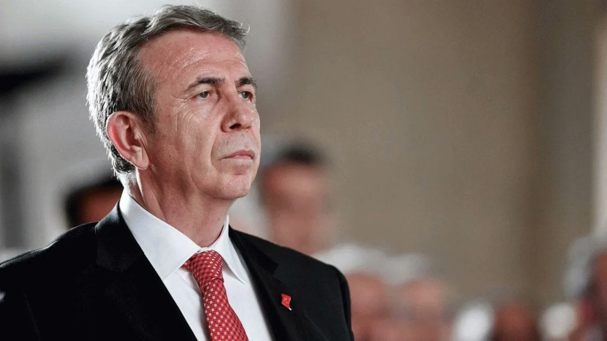 Mansur Yavaş: Kürt kardeşlerimizi terörle aynı kefeye koyan anlayışa hep karşı durdum. Bugün de aynı noktadayım.

Anayasa'nın 3. maddesi açıktır: "Bayrağı, şekli kanunda belirtilen beyaz ay yıldızlı al bayraktır." Tek bayrağımız da budur, adı Türk Bayrağı'dır.