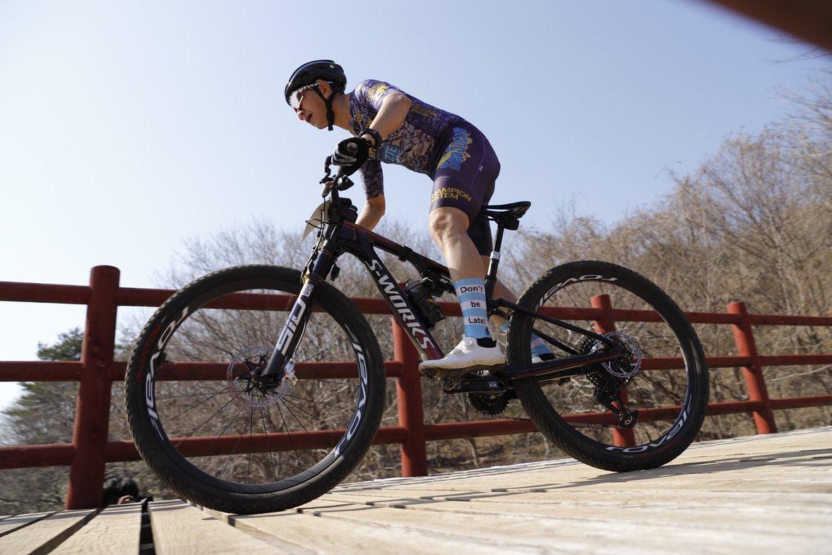 masanoriyamaz's tweet photo. Japan Mountainbike Cup
XCO男子エリート 26位(-4Laps)
グリーンシーズン開幕!
やっぱりMTBは楽しい😆
もう少し上手くバイクをコントロール出来ればこの難コースをもっと楽しめるんだろうなぁ…練習しよう
📷 高野さん
#championsystem #湘南ゴールドエナジー #kplushelmet #champsys #チャンシス https://t.co/S6wdIX58rz