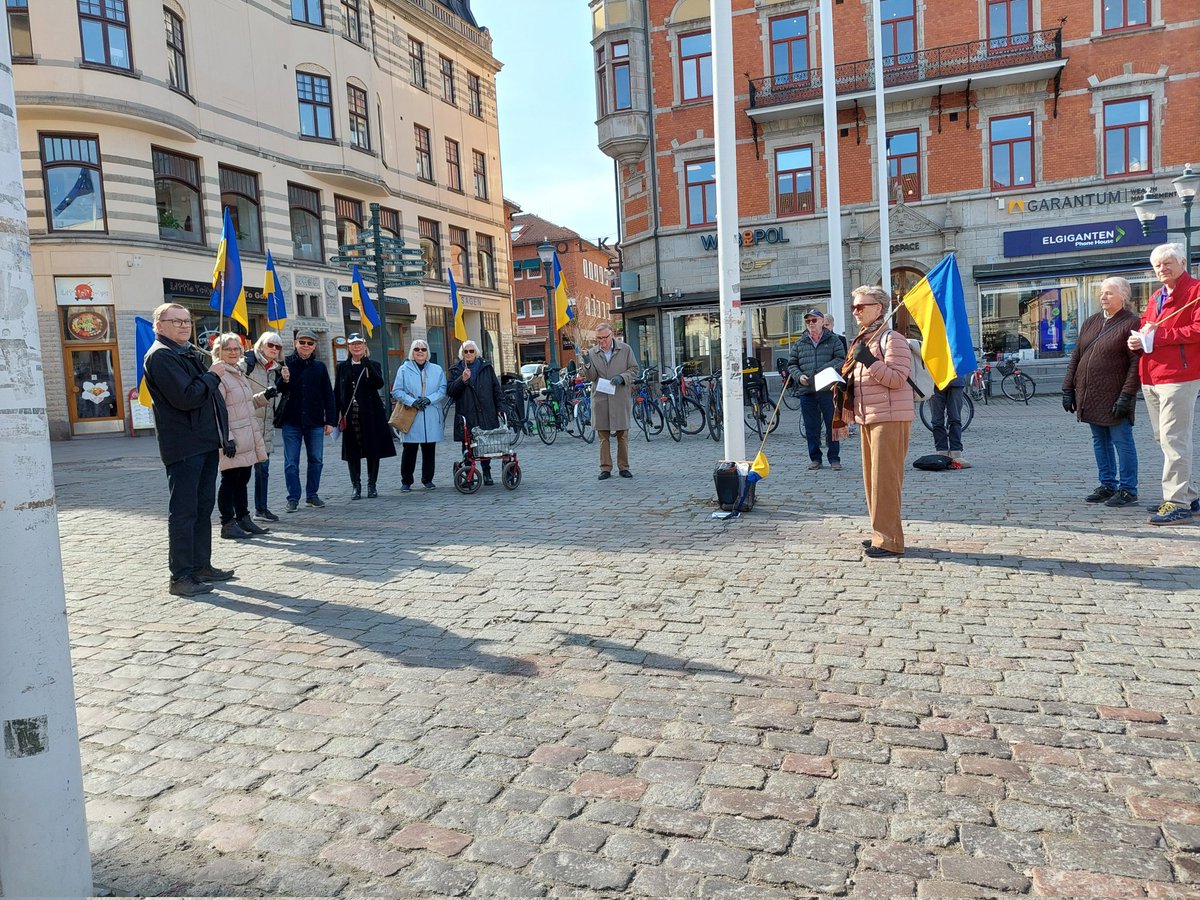 Tack alla som kom till dagens manifestation för #Ukraina på Stora torget i #Linköping! #Måndagsrörelsen