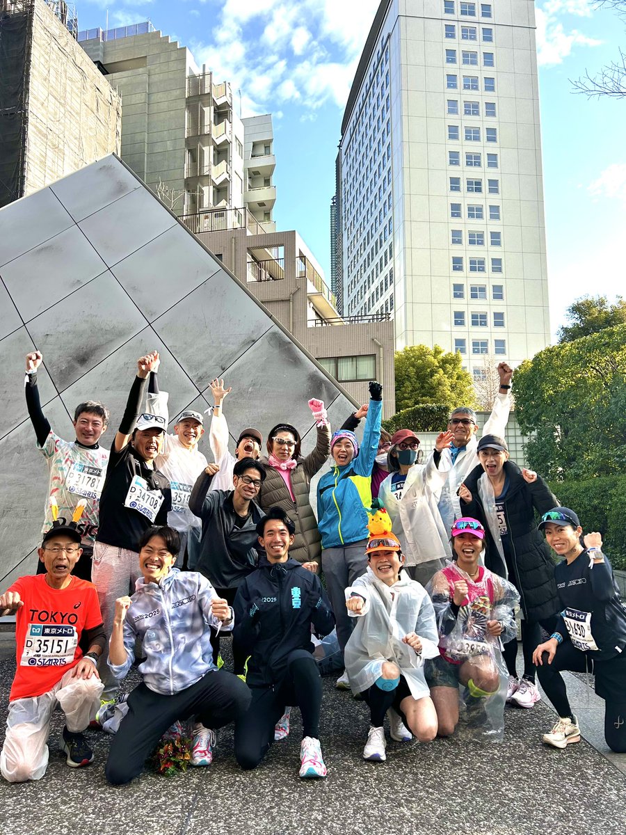 繁忙で流され切る前に #東京マラソン の記録。
3/2(日)昨年9月から指導してきた #ONETOKYOスクール sub4クラスを先導！
※大会スポンサー関連で久々なブランド着用です。
　
当日を迎えるまで、私は疫病神なのかと
悩む程、沢山の困難がありましたが、
それぞれ様々なトラブルを乗り越え、
