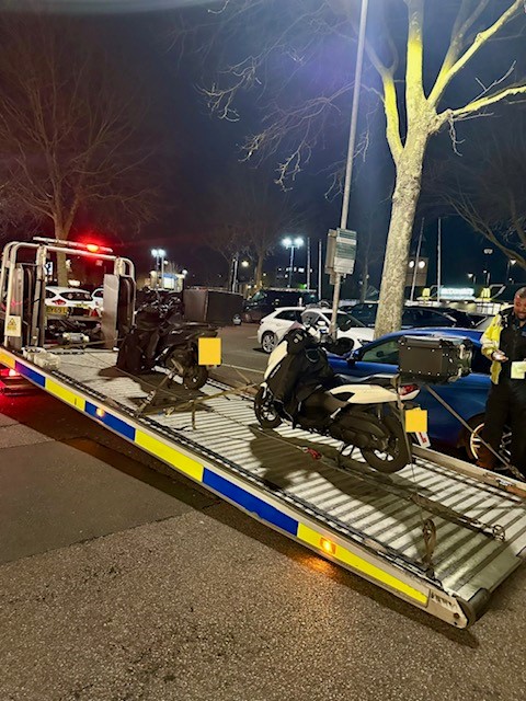 MPSWelling's tweet image. 🚨Arrested and Seized🚔
1 Male and 1 Female arrested for immigration offences with 2 mopeds seized for driving not in accordance and no insurance. (No takeaway orders were affected during this operation)🍔🥡