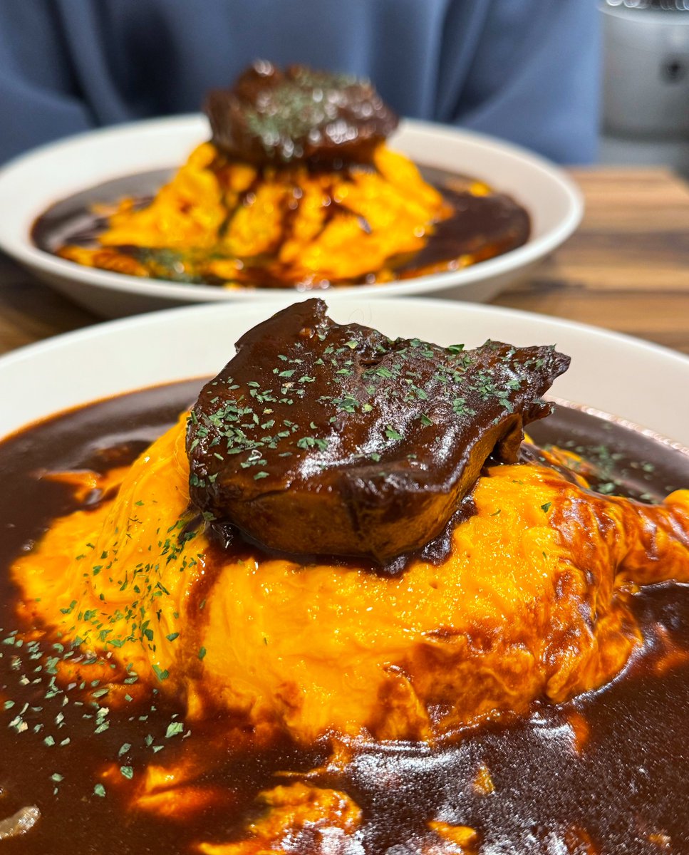 【チャモロ】
@新宿(期間限定)

柔らかい牛タンを乗せた半熟オムライスを食べられるお店。
半熟オムレツのとろけ具合とじっくり煮込んで旨みを引き出した牛タンの組み合わせが最高な一皿…あっという間に完食してしまう美味しさで3/26〜4/1まで新宿高島屋の地下1Fにコラボ出店します！