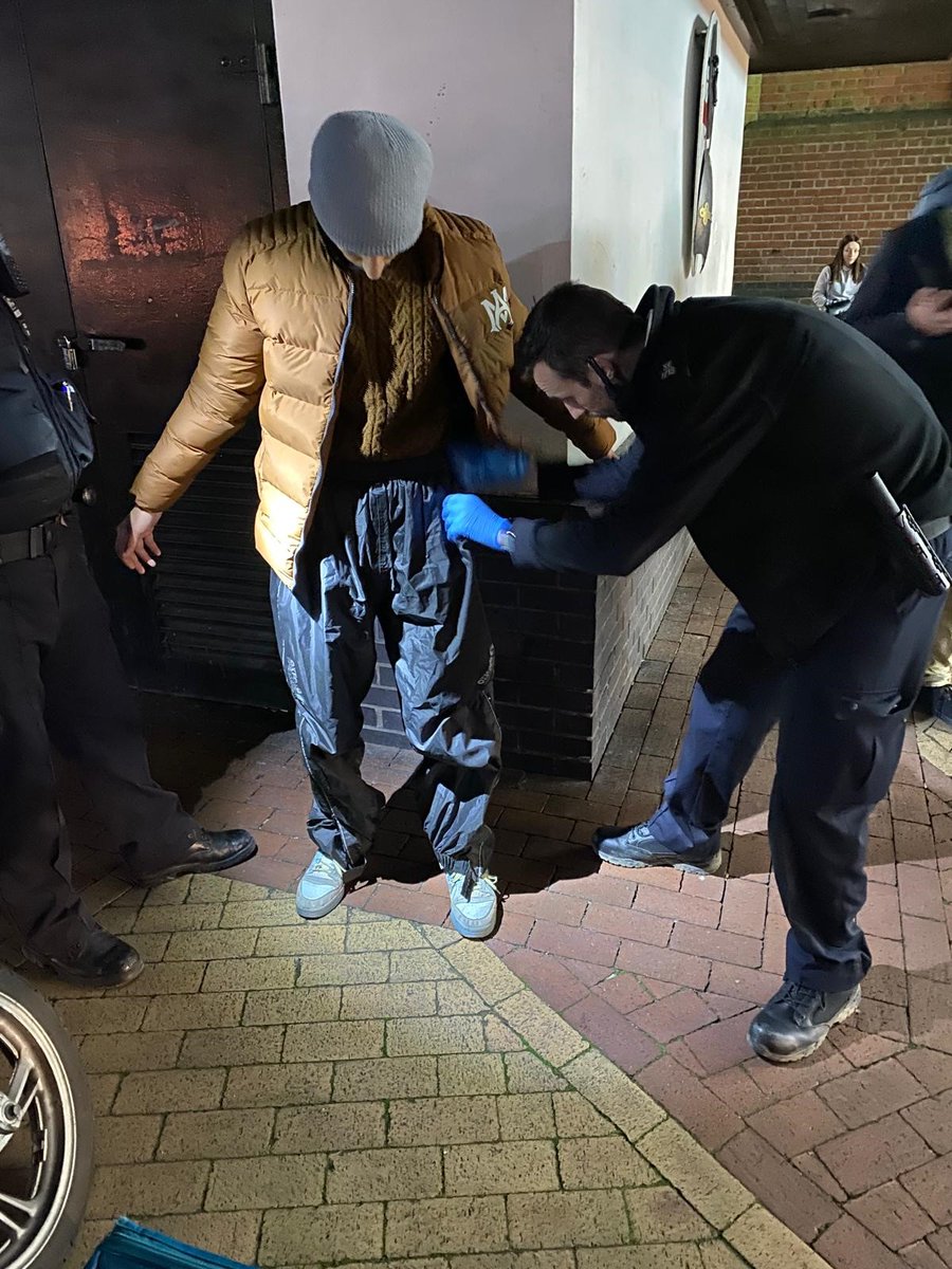 MPSWelling's tweet image. 🚨Arrested and Seized🚔
1 Male and 1 Female arrested for immigration offences with 2 mopeds seized for driving not in accordance and no insurance. (No takeaway orders were affected during this operation)🍔🥡