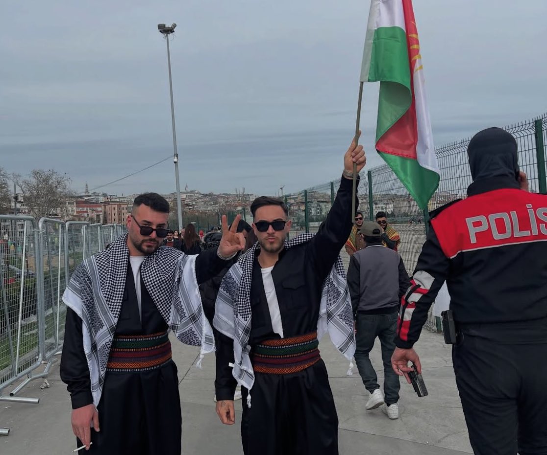 İstanbul’daki Nevruz için görüntülü flood hazırlarken bir resim battı gözüme;

Bölücü paçavralı kürtler, onları umursamayan bir polisin yanında poz veriyor.

Son günlerdeki eleştirileri sembolik şekilde yansıtmış.