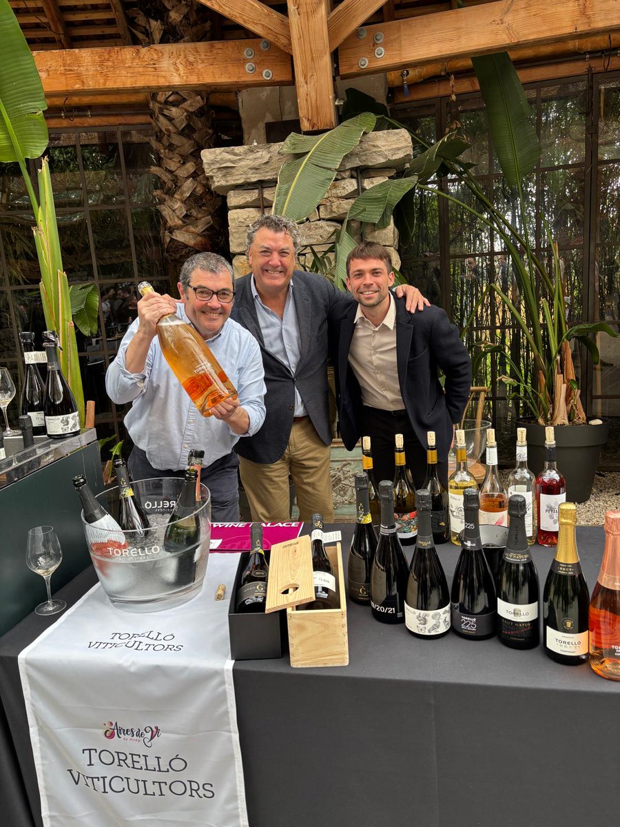 TorelloViticult's tweet photo. 🥂Si sou a Girona i voleu descobrir els corpinnats i vins de Torelló, veniu a visitar-nos a Aires de vi, la mostra de vins d'@AlregiSL  i @WinePalace_Es.

🍷Ens trobareu a l’ @EspaiMasMarroch 

⏰ De 11,00 a 19,00 h.

😊Us hi esperem!

#AiresdeVi https://t.co/TZzh1K67FV