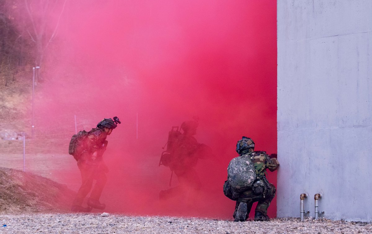 I_Corps's tweet photo. Forging Strength Through Fire🔥💪

U.S. Soldiers from 1-2 SBCT, @7thID, &amp; ROKA Soldiers executed a combined breach exercise at a simulated WMD facility during #FreedomShield25 in Twin Bridges Training Area, South Korea https://t.co/NpqCQW3c1W