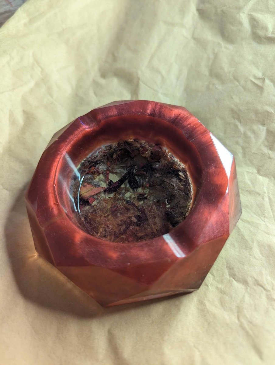 CaliUny's tweet image. Trois cendriers en résine époxy sont maintenant disponibles dans notre boutique, sous la catégorie &quot;divers&quot; du Coin de la Résine. Chacun est orné de délicats pétales d&apos;hortensia émiettés, rendant chaque pièce véritablement unique et artisanale. #Artisanat #DesignUnique