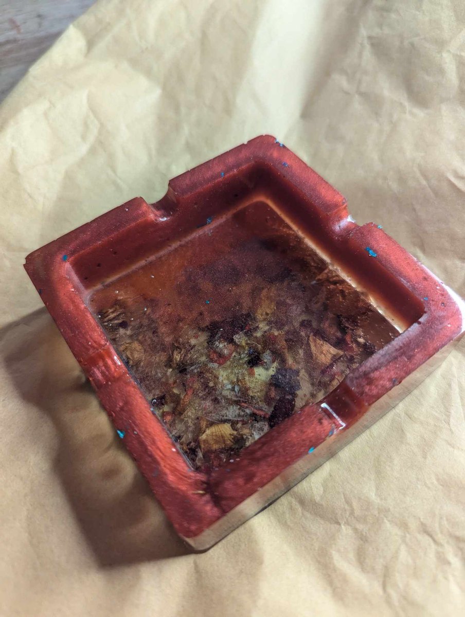 CaliUny's tweet image. Trois cendriers en résine époxy sont maintenant disponibles dans notre boutique, sous la catégorie &quot;divers&quot; du Coin de la Résine. Chacun est orné de délicats pétales d&apos;hortensia émiettés, rendant chaque pièce véritablement unique et artisanale. #Artisanat #DesignUnique