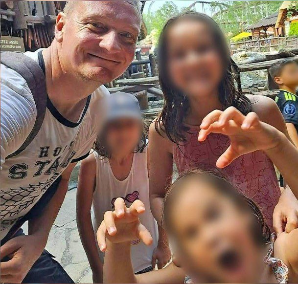 GossipRoomOff's tweet image. 🚨Le 29 octobre 2023, Sylvain C., gendarme, a commis l’irréparable : il a assassiné ses trois filles de 5 à 10 ans, avant de mettre fin à ses jours. Quelques mois plus tôt, en février, Lucile, son épouse, avait demandé le divorce. Une décision qu’il n’a jamais acceptée.

Le jour…