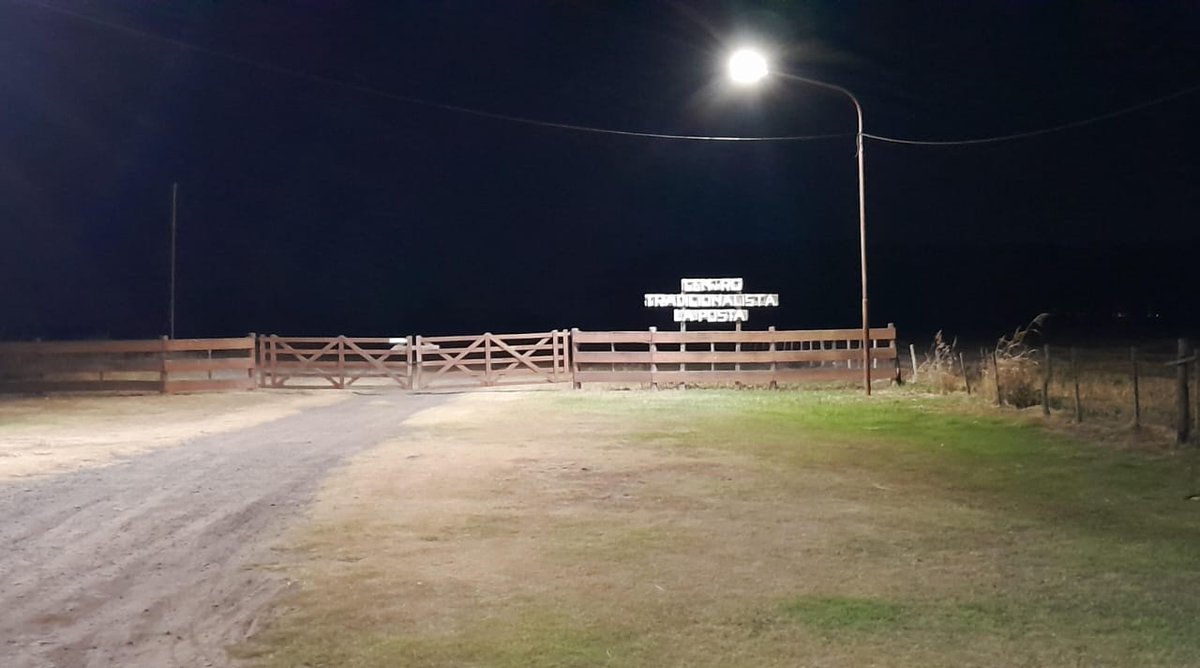 Estoy en el medio del campo, rodeado de oscuridad. El bondi me dejó plantado en la ruta y es medianoche. Escucho a lo lejos un llanto de bebé y veo sombras moverse al costado del camino. Estoy en Peyrano, Santa Fe. Me pregunto qué hago acá. Vine a buscar ésta historia.