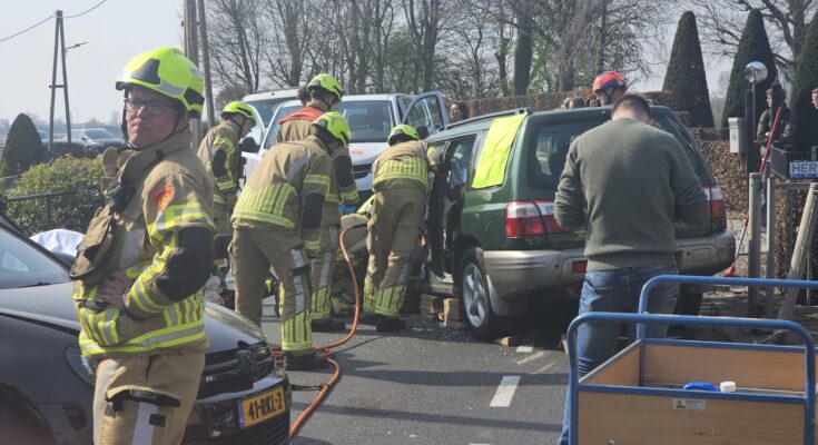 Frontale aanrijding met bevrijdingsactie door brandweer op Middelblok in Gouderak