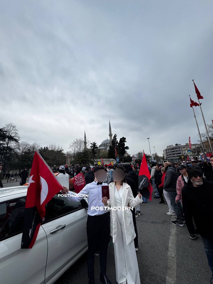 nikah dairesinden çıkıp direnişe gelen çift,
saraçhane | 2025